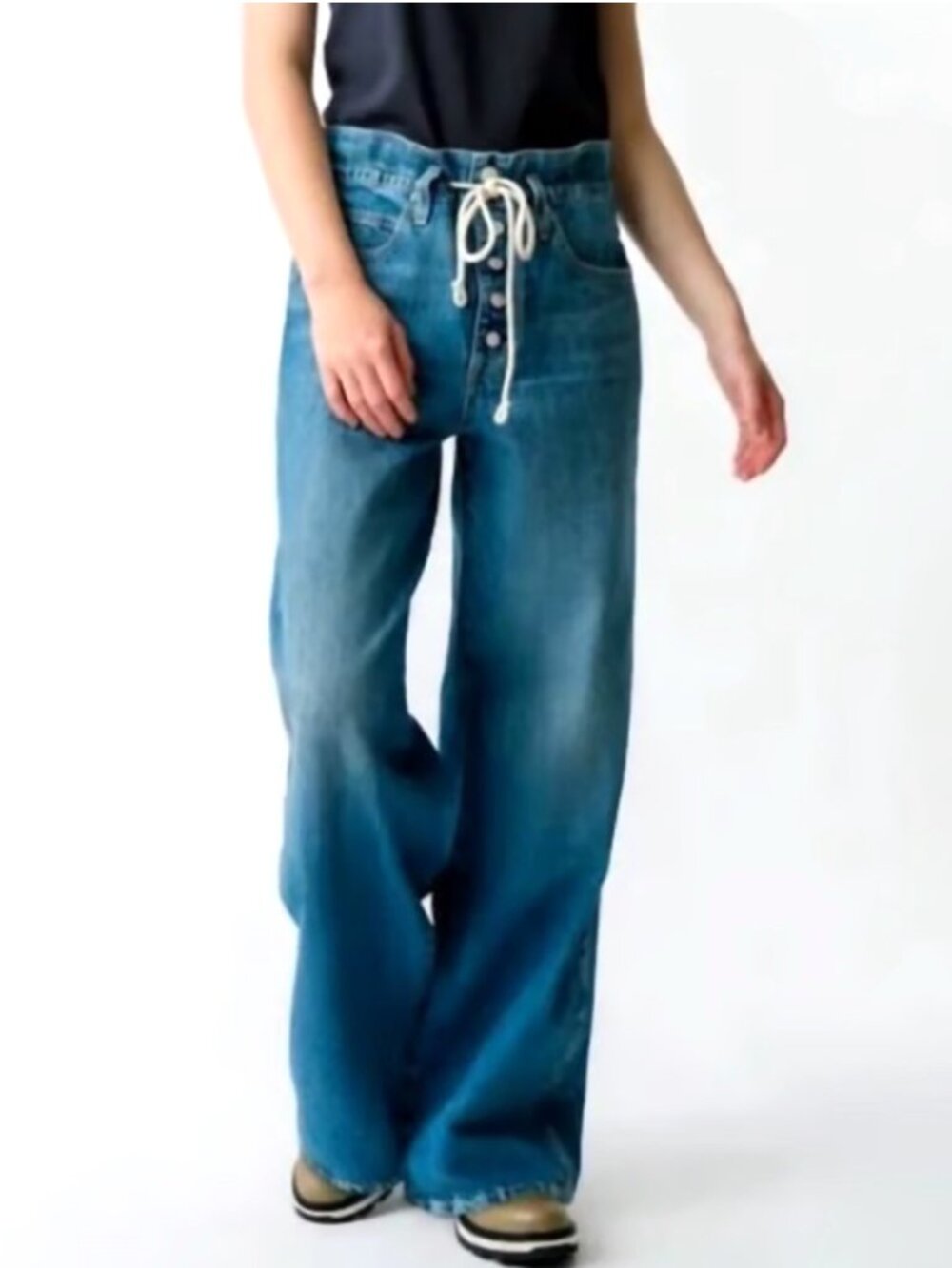 NWOT AMO "VANESSA" CINCHED WAIST WIDE LEG BLUE JEANS SIZE: XS